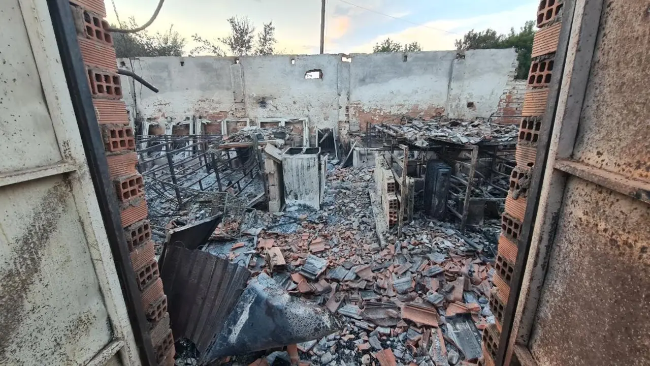 Imagen de un negocio completamente calcinado en Castrocalbón.