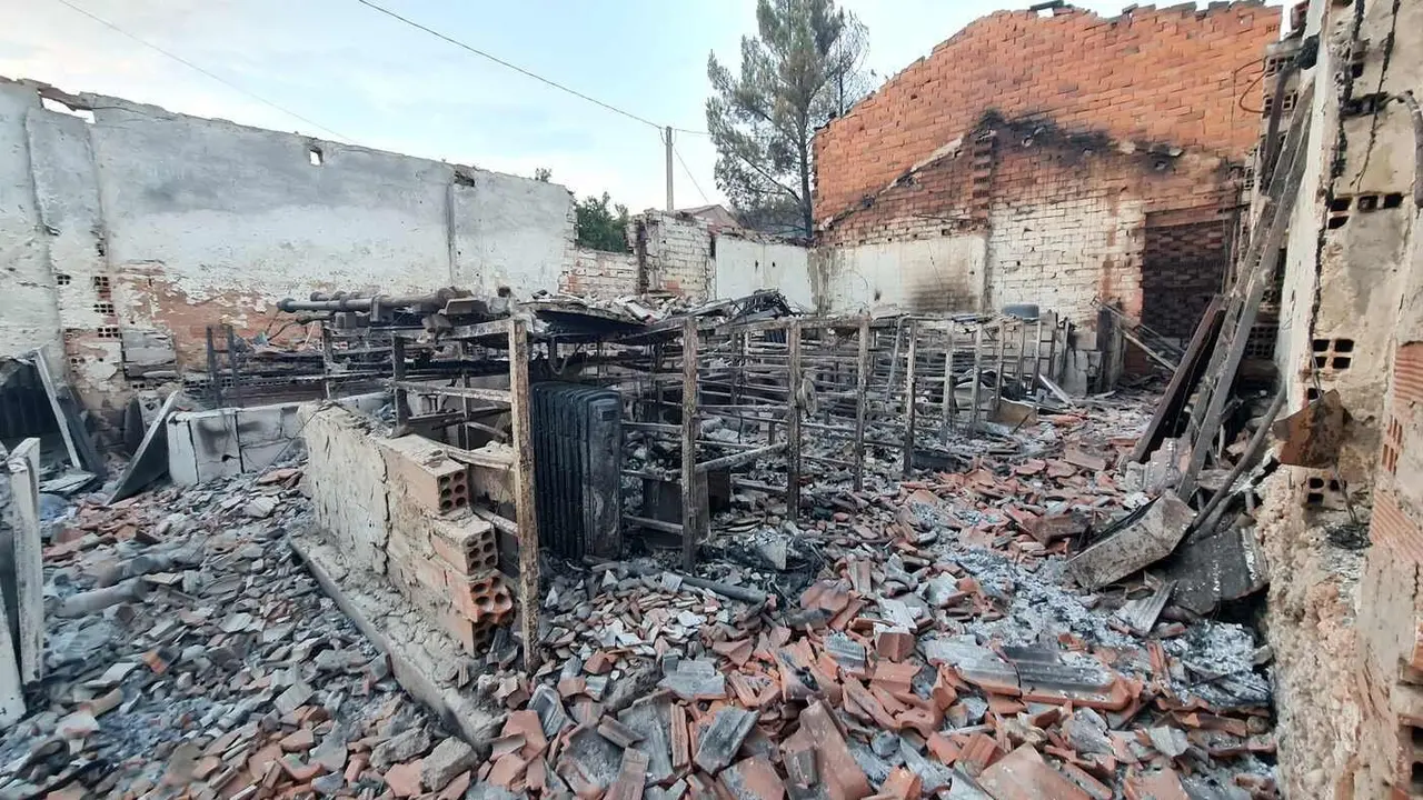 La desolación se adueña de la Valdería; Castrocalbón y San Esteban de Nogales vivieron momentos dramáticos por las llamas y el resultado fue desolador. Fotos: Heraldo de León