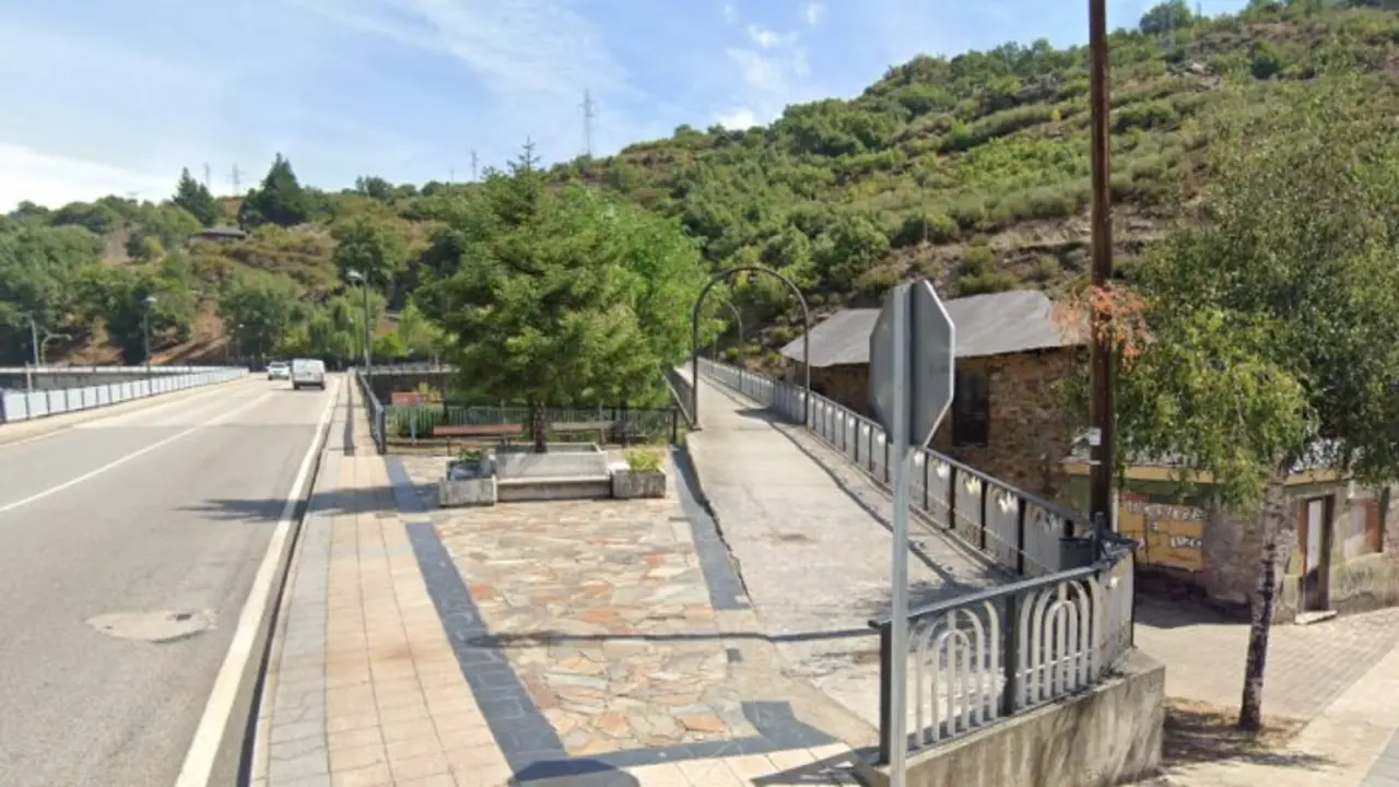 Pasarela sobre el río Sil en Matarrosa.