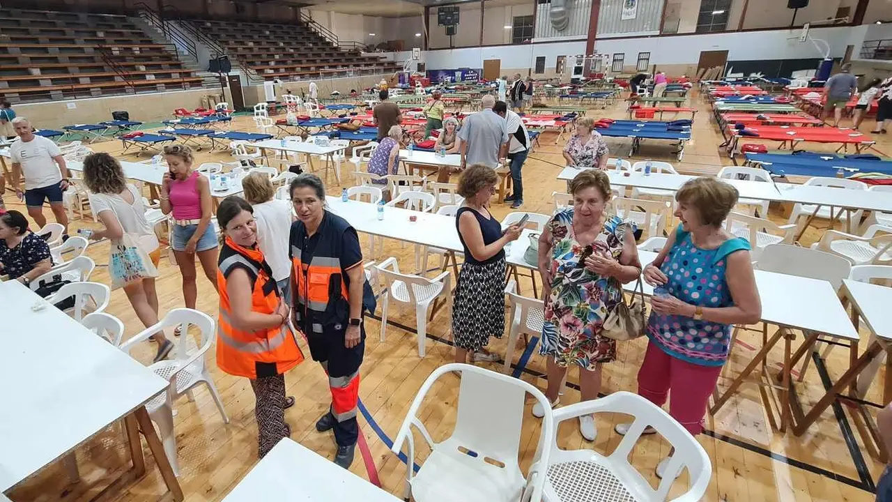 Voluntarios y desalojados, este jueves, en el Polideportivo de La Bañeza.