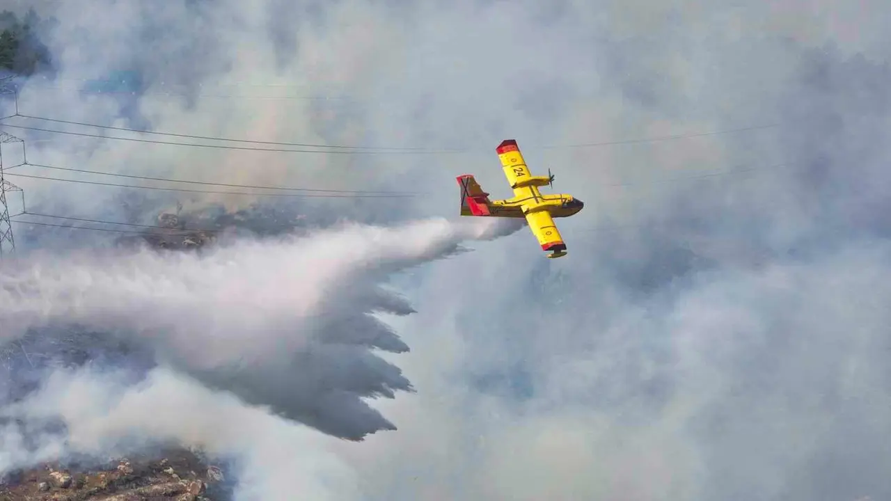 Incendio en la frontera de Galicia y Castilla y León en la localidad zamorana de Castromil.