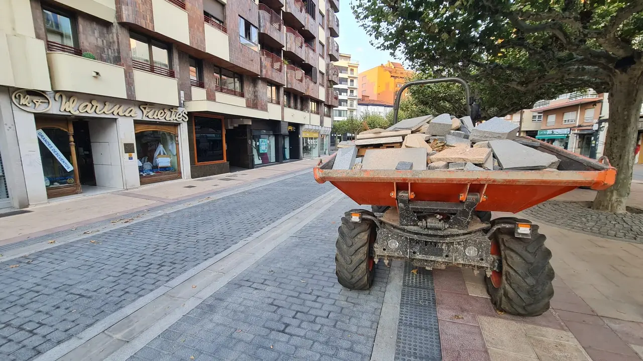 Tras tres meses de trabajos, el Ayuntamiento culmina la peatonalización de 170 metros, ampliando el espacio público y atrayendo nuevas aperturas, como una lavandería de última generación.