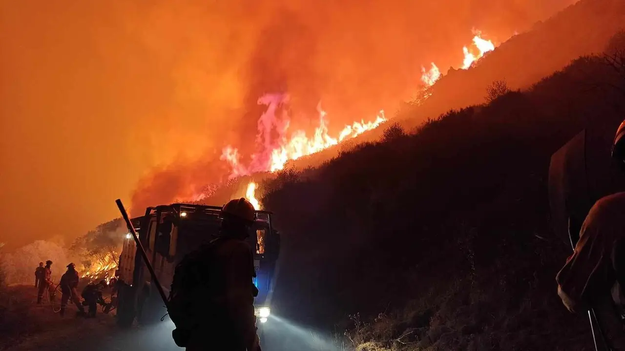 La madrugada del sábado deja nuevas evacuaciones en el norte de León mientras la provincia arde por dos frentes en los mayores incendios de su historia. Imágenes tomadas por los brigadistas de Brif Tabuyo que trabajan en los incendios.