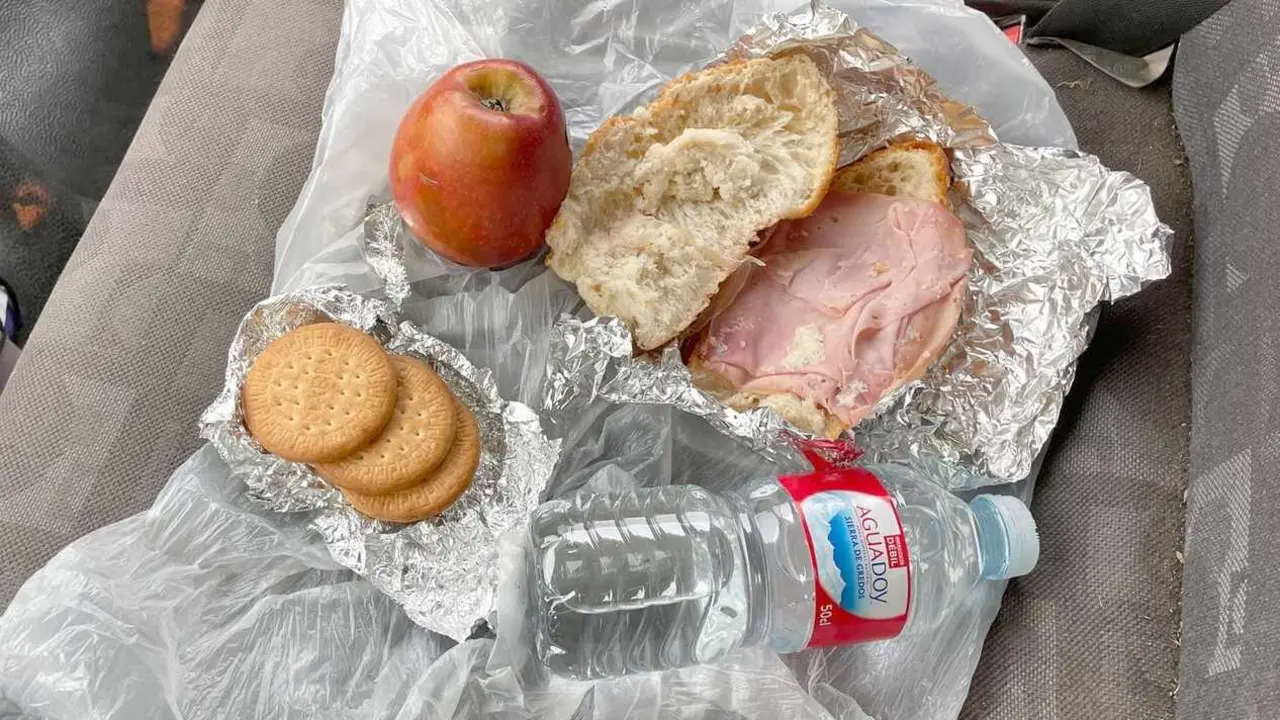 Comida facilitada a los brigadistas en el incendio de Yeres a las 18:00 horas.