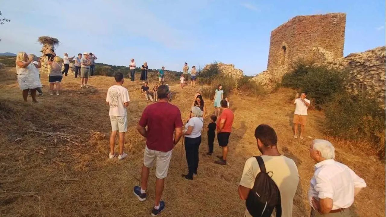 Los miembros de la asociación durante el recorrido por la zona del castillo.