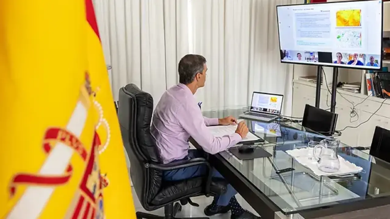El presidente del Gobierno, Pedro Sánchez, ha presidido este sábado, mediante videollamada, la reunión del Comité Estatal de Coordinación y Dirección contra Incendios Forestales (CECOD), para analizar la evolución de los incendios en España. Foto: Pool Moncloa