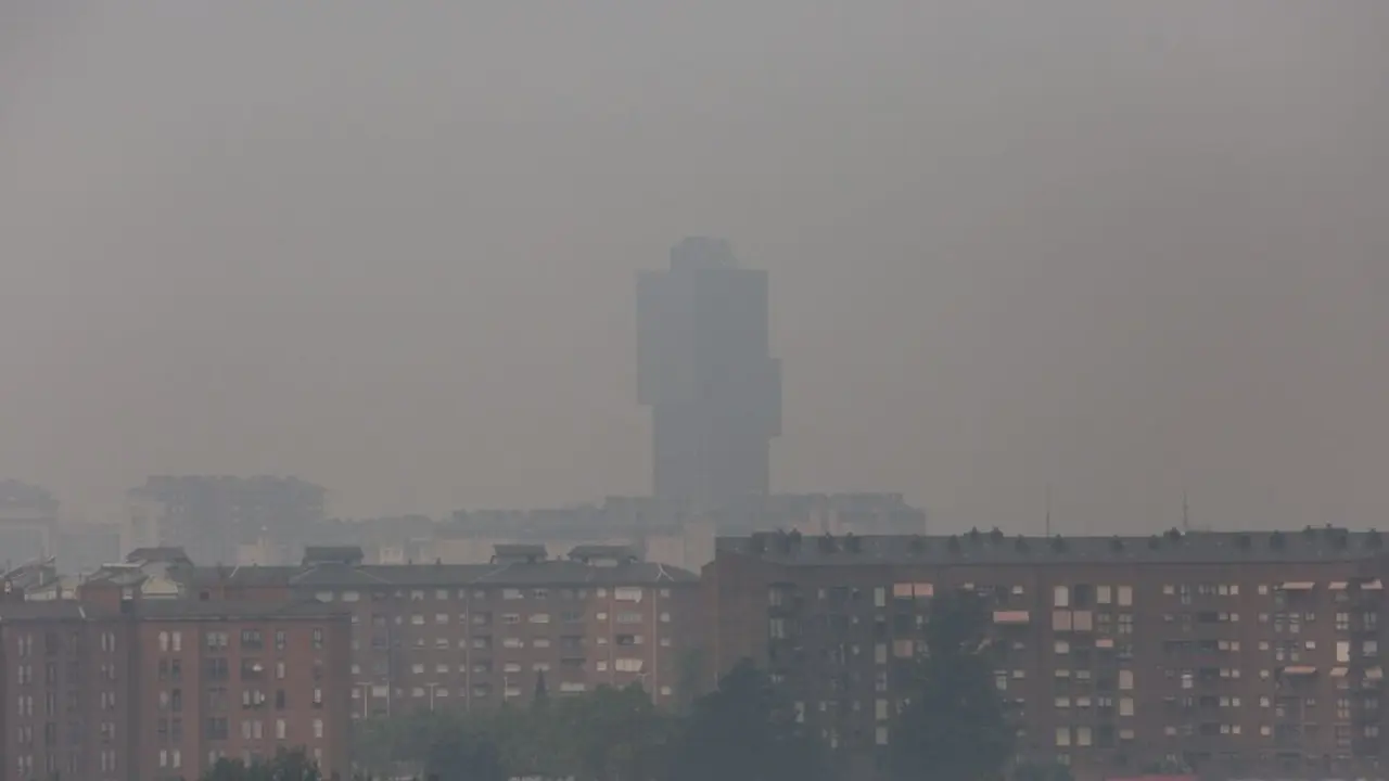 Intenso humo en el Bierzo debido a los diferentes incendios activos. Foto: César Hornija