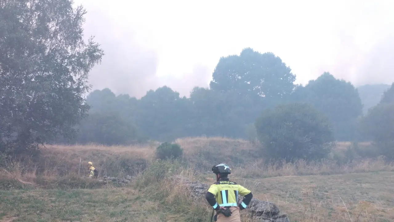 Una dotación de bomberos del Sepeis de la Diputación del Parque de Valencia de Don Juan se ha desplazado a Calaveras de Abajo, Almanza. Foto: Sepeis