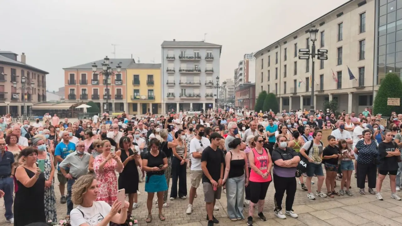 Cerca de 300 personas reclaman en Ponferrada la declaración del nivel 3 de emergencia por los incendios.
