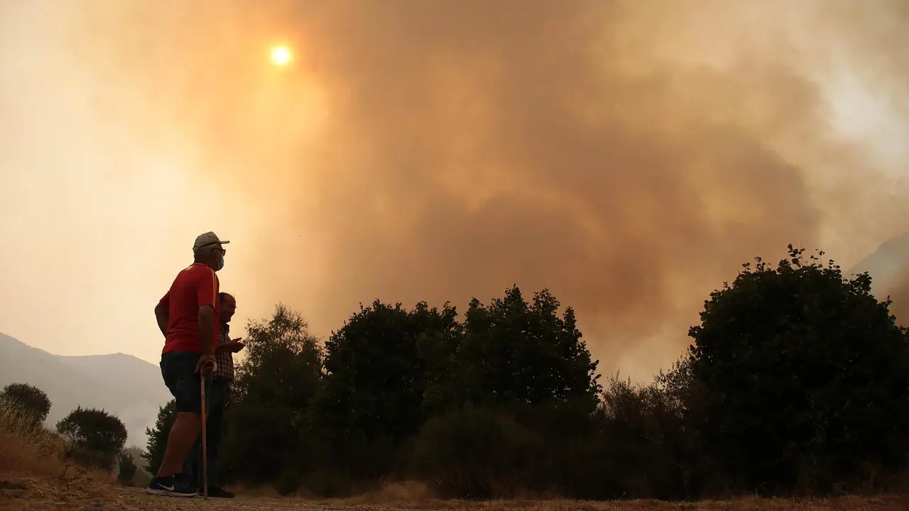 Imágenes de los incendios en Fasgar y Boca de Huérgano. Fotografías de Peio García y Mirian Chacón