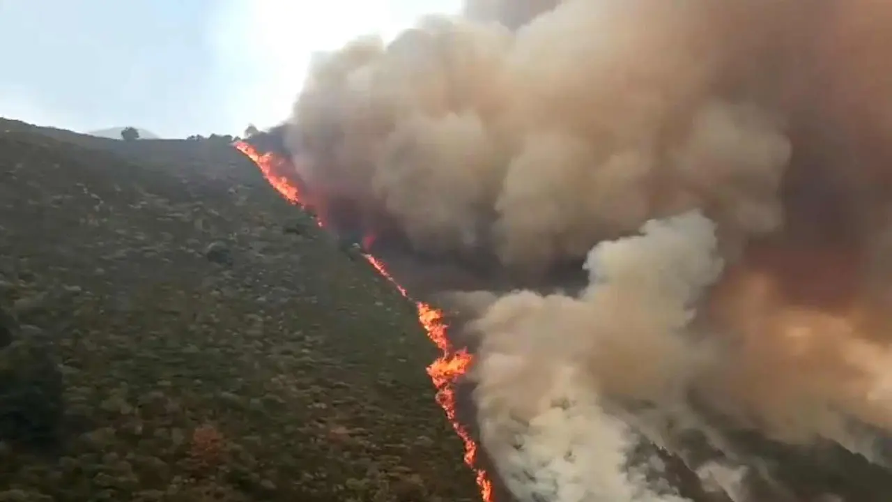 Imagen del incendio avanzando hacia Posada de Valdeón.