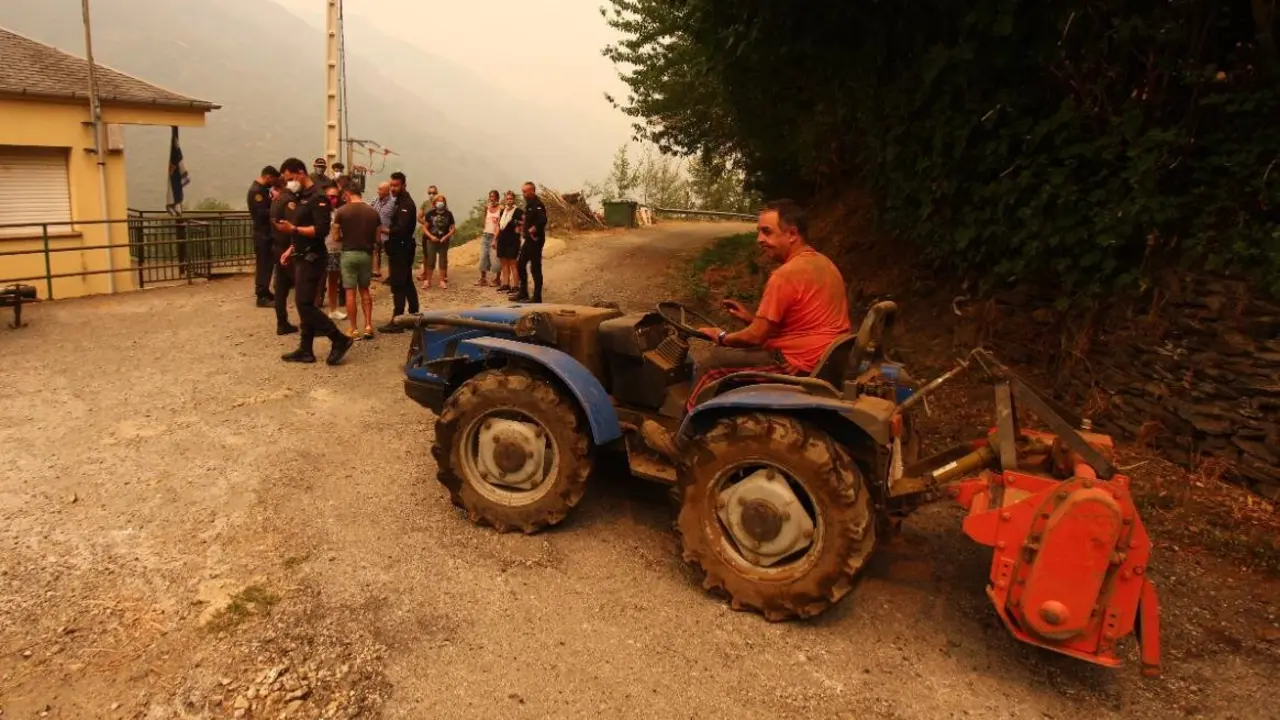 Desalojo de los vecinos de Lusio (León), por el incendio que avanza sin descanso. Fotos César Hornija (4)