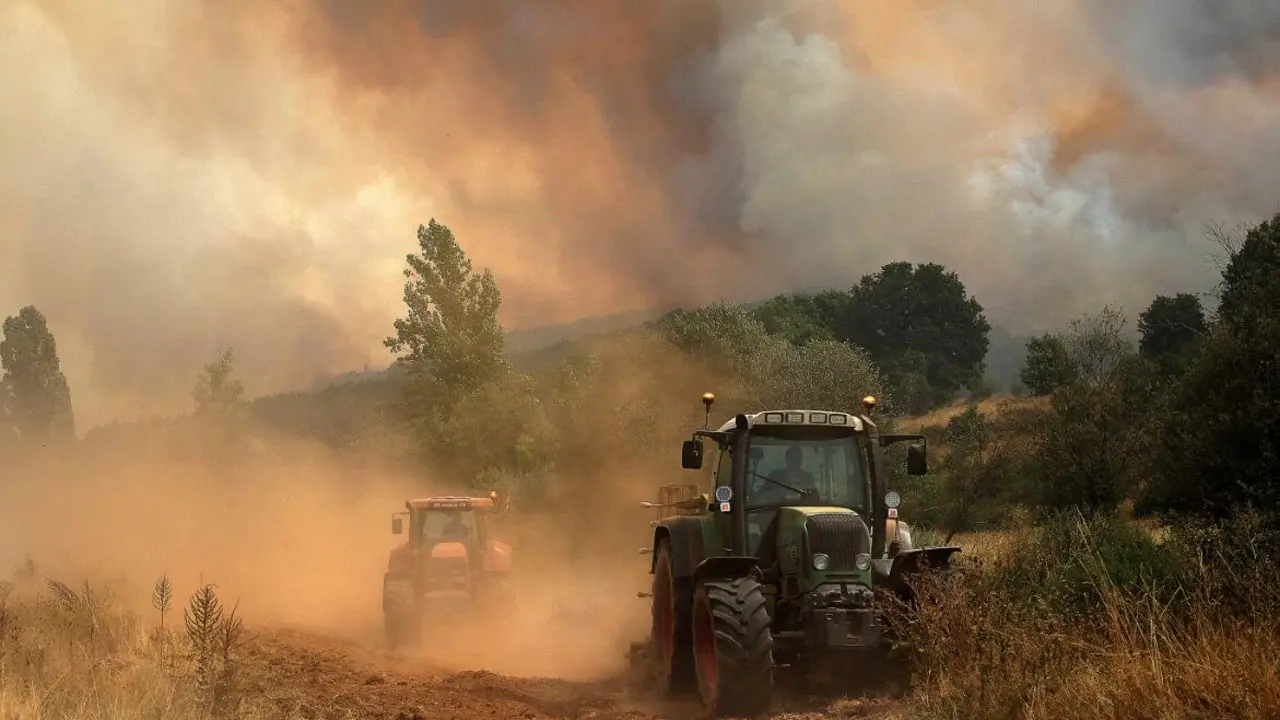 El incendio de Almanza amenaza varias pedanías. Foto: Peio García