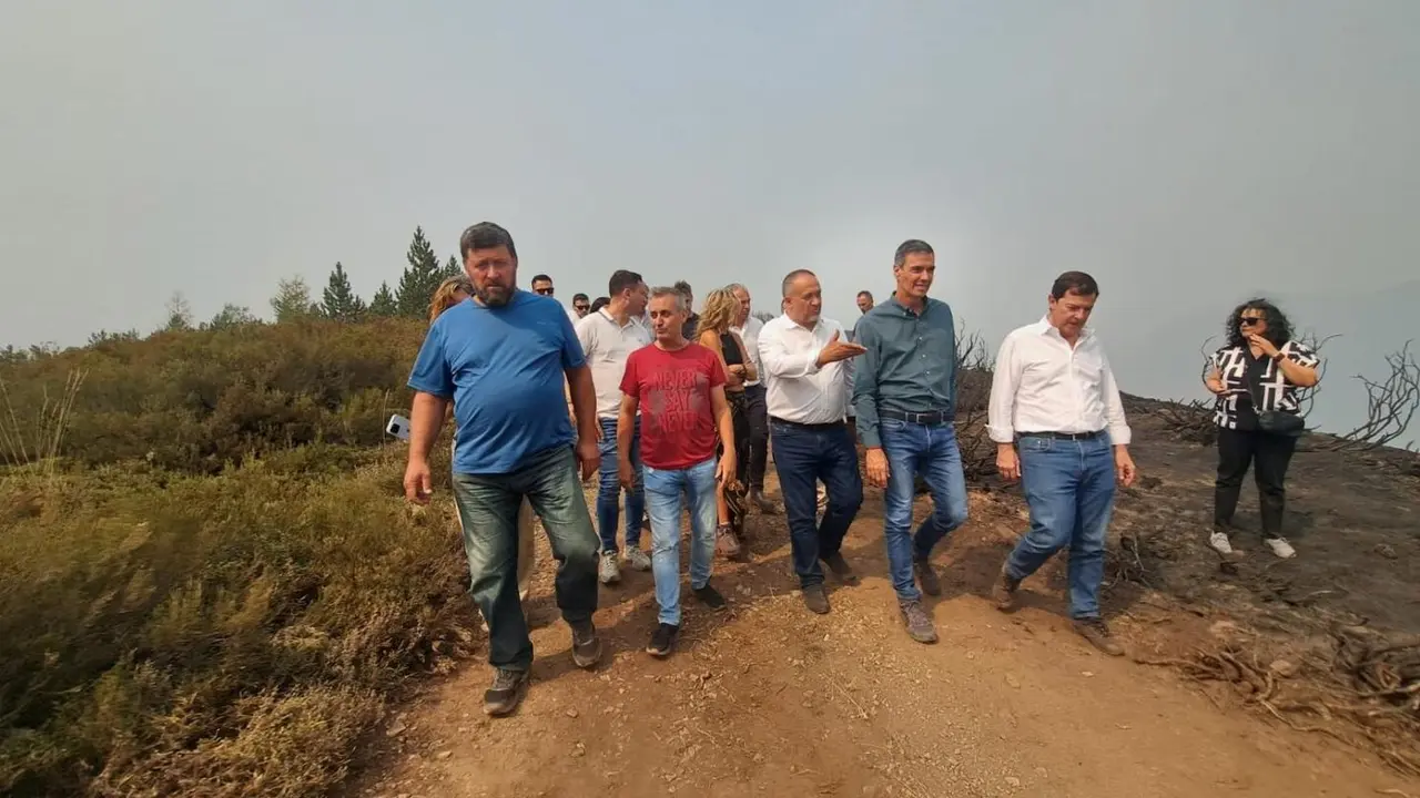 Pedro Sánchez, este domingo visitando los efectos del fuego de Orallo en León. Foto: Diputación de León