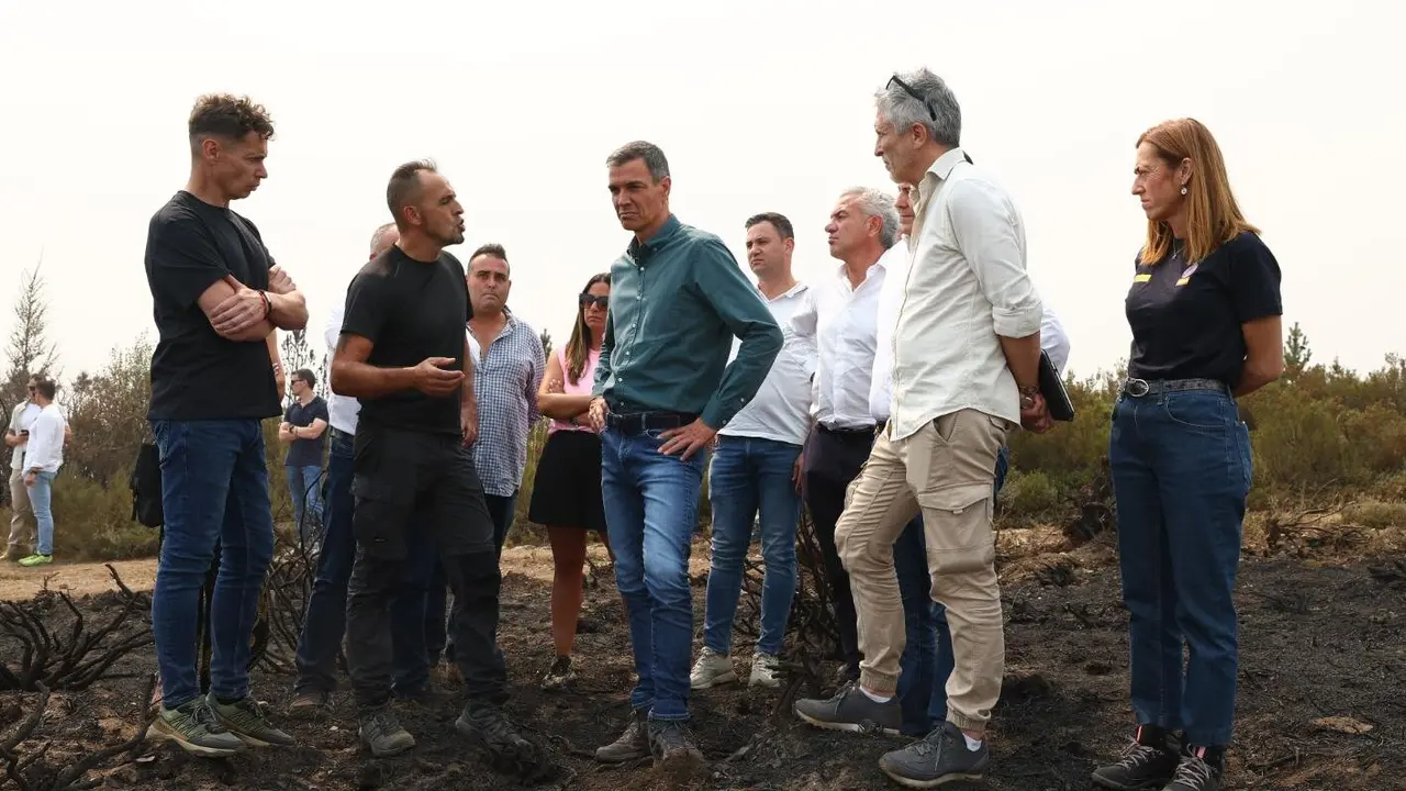 Pedro Sánchez, este domingo visitando los efectos del fuego de Orallo en León. Foto: Pool Moncloa