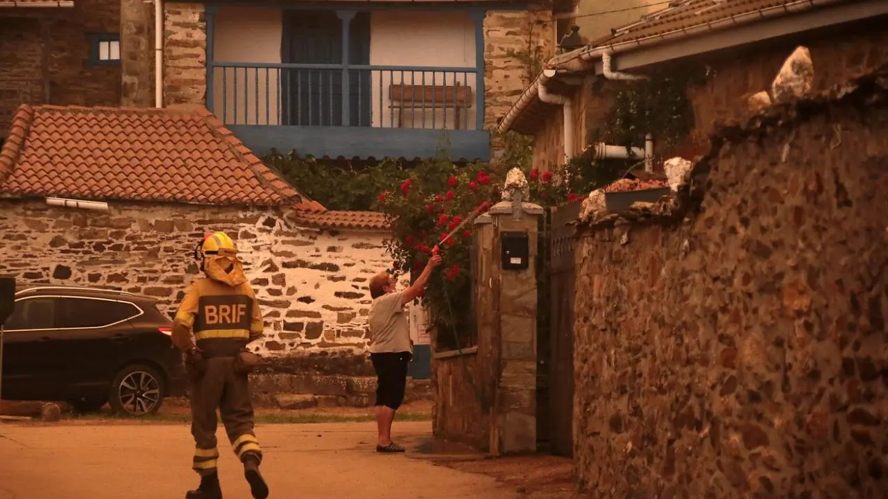 Vecinos y personal forestal de Busnadiego y Piedras Albas (Lucillo, León) se afanan intentando parar el incendio que amenaza los pueblos. Foto: Peio García