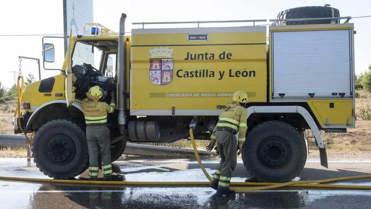 Uno de los brigadistas ha fallecido tras volcar con su camión autobomba.