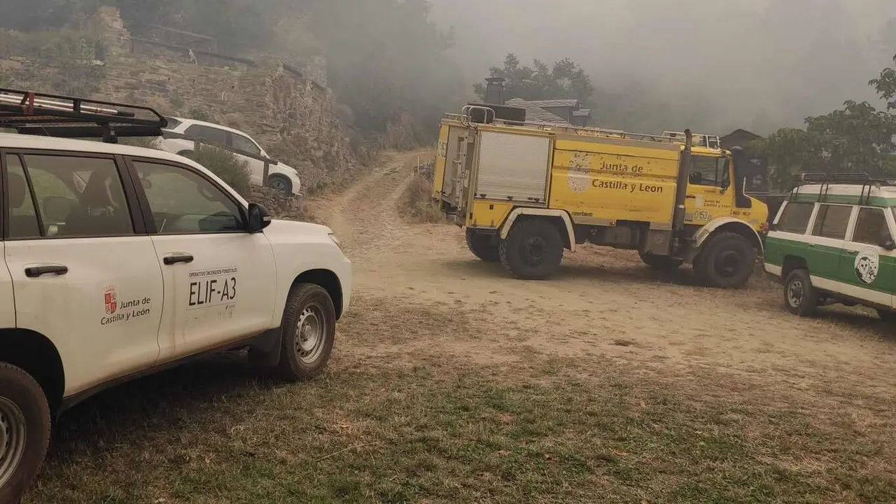 Imagen de un camión autobomba de extinción junto a una de las pistas por las que deben transitar.