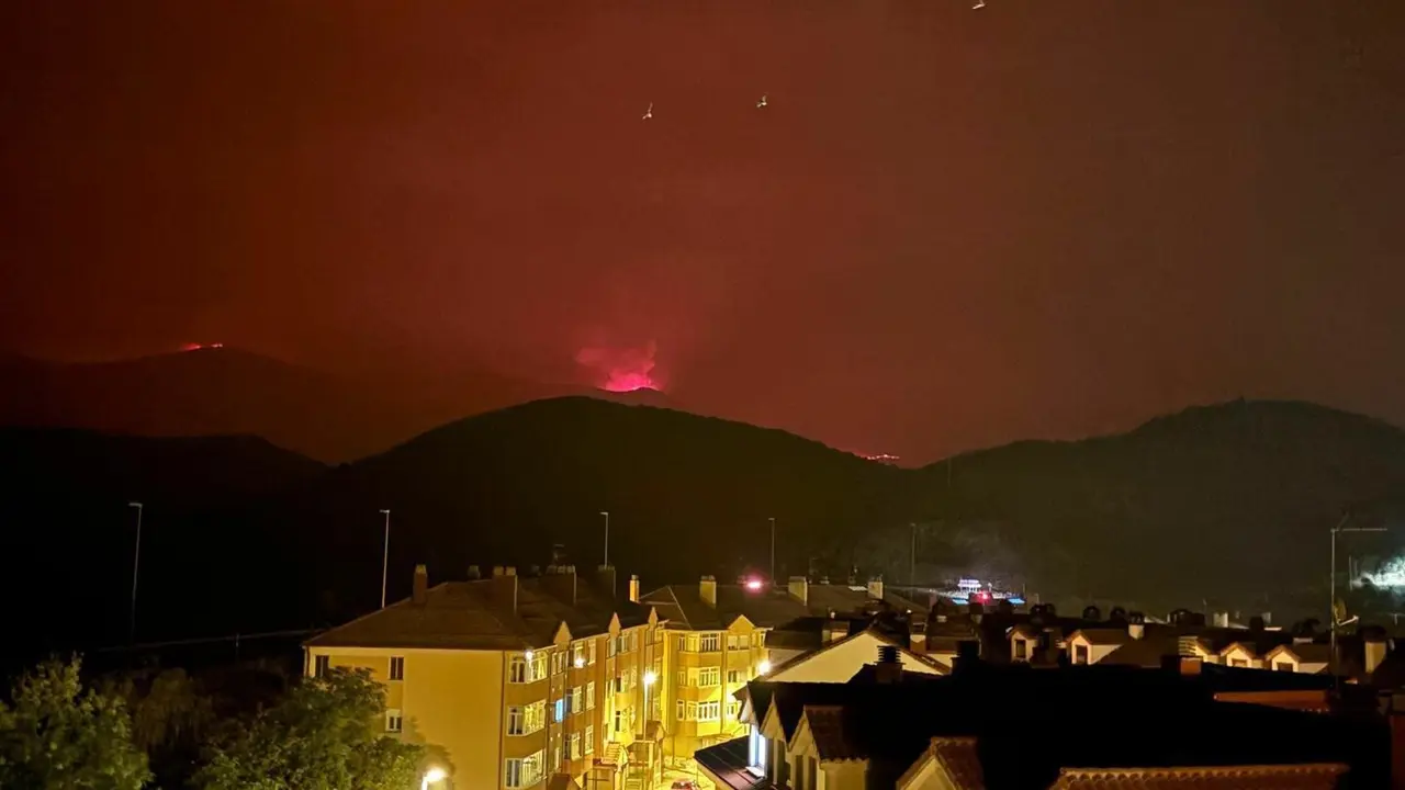 El fuego, en el corazón del monte de Hormas, en una imagen tomada por los vecinos esta madrugada.
