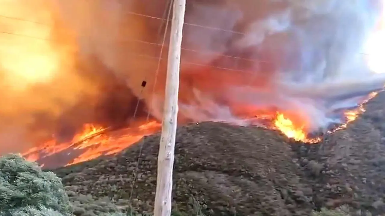 Imágenes del virulento fuego que avanza hacia Riaño.
