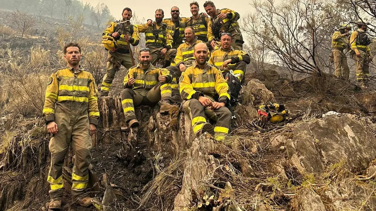 Brigadistas de la BRIF Puerto el Pico se toman una fotografía tras una maratoniana jornada de trabajo en el incendio forestal de Anllares.