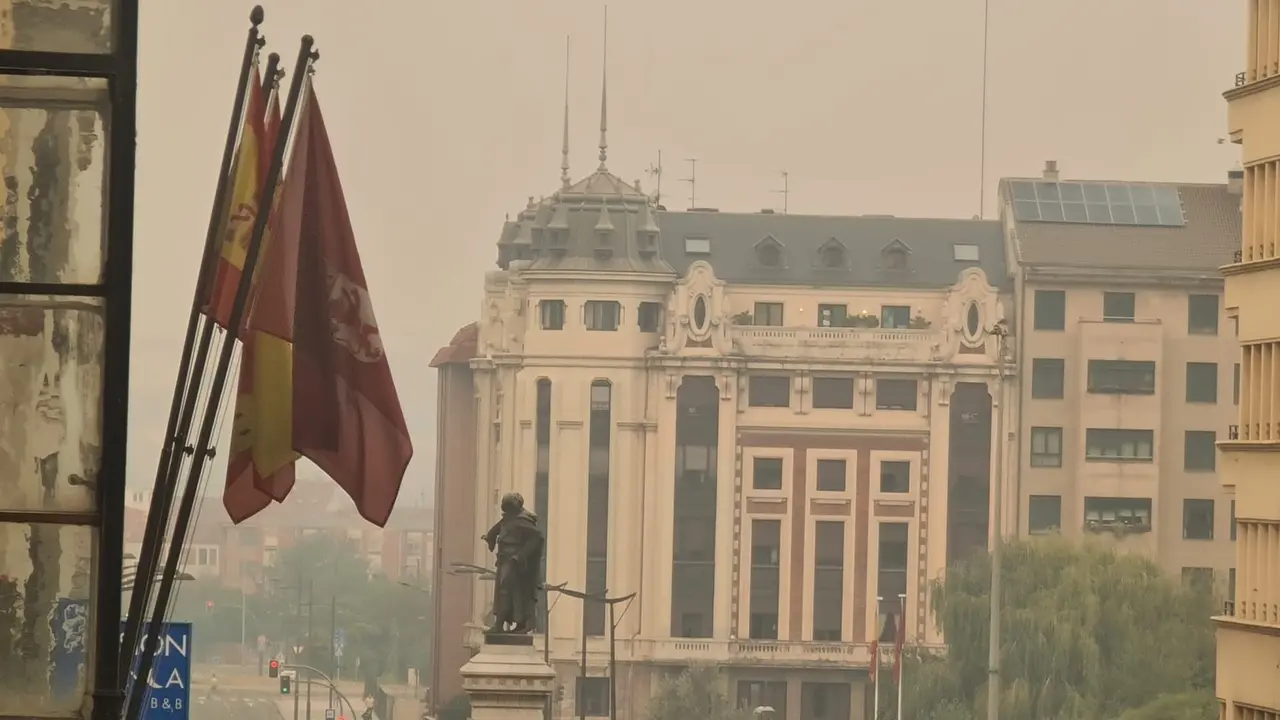 La capital leonesa se encuentra cubierta por una densa nube provocada por los incendios forestales que avanzan por la provincia | La Junta mantiene activa la alerta por contaminación y pide limitar la actividad al aire libre