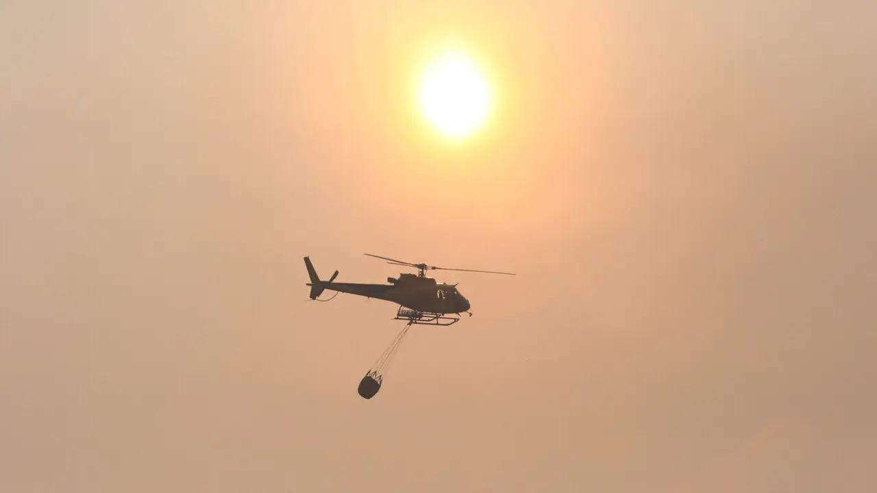 Medios aéreos trabajando en uno de los últimos incendios en la provincia de León.