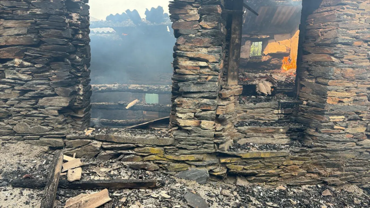 Casas quemadas en el pueblo de Lusio (León), por el incendio