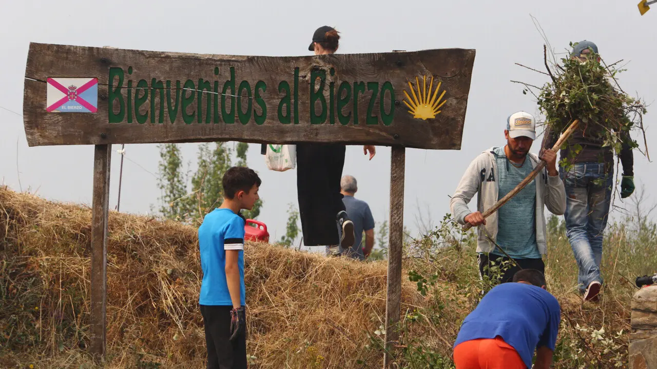 Vecinos del Acebo de San Miguel (León), realizan desbroces alrededor del pueblo ante la posible llegada del fuego
