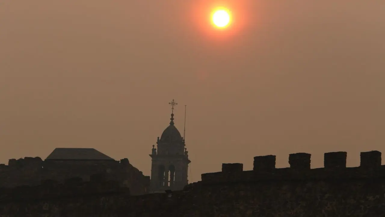 Intenso humo en Ponferrada debido a los diferentes incendios