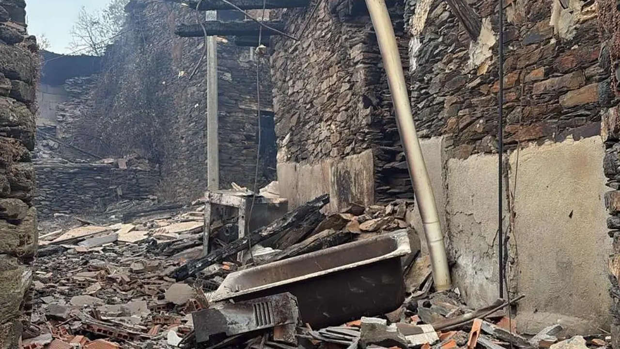 Casas quemadas en el pueblo de Lusio (León), por el incendio