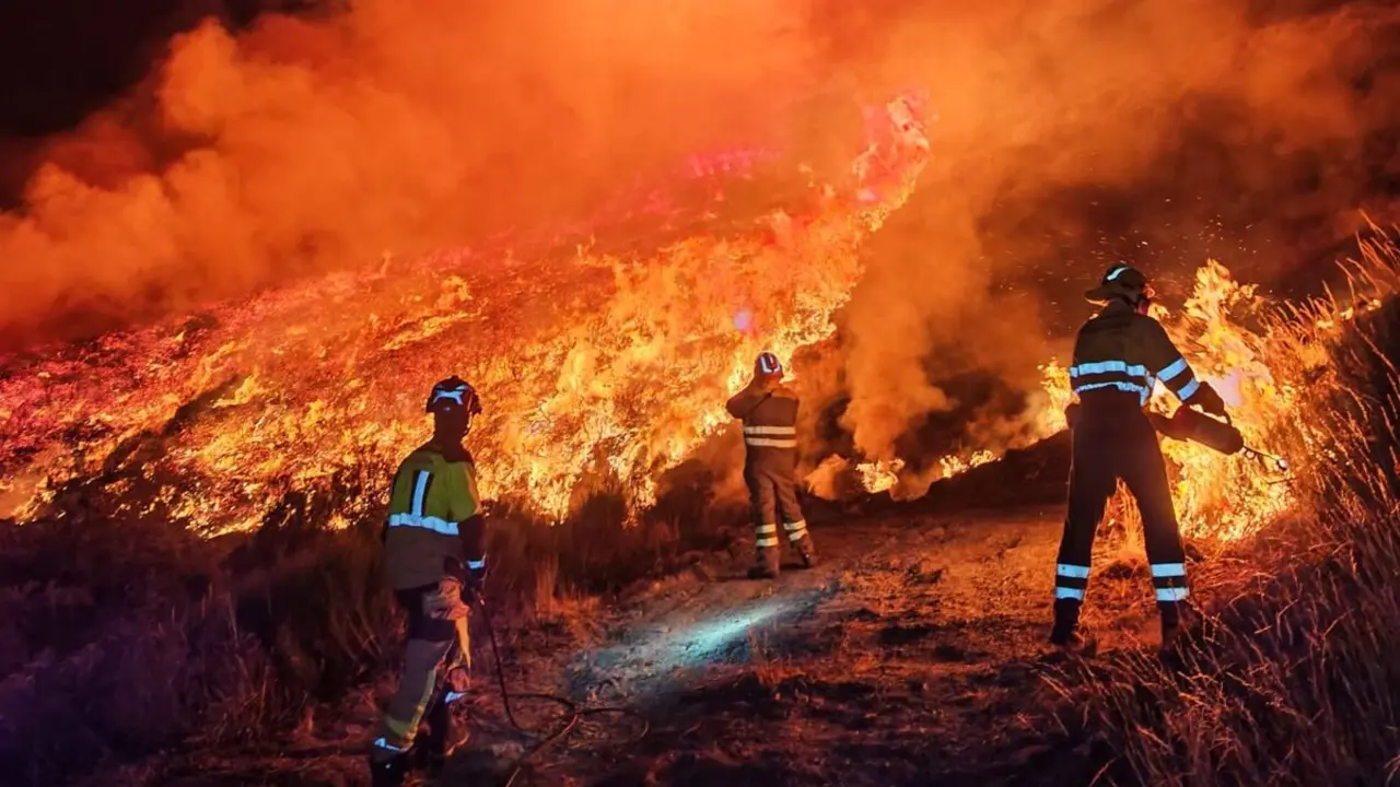Los bomberos del SEPEIS de la Diputación de León del Parque de Cistierna, actuando contra el fuego en Barniedo, Boca de Huérgano, donde también han intentado frenar el avance de las llamas realizando contrafuegos. Foto: Diputación