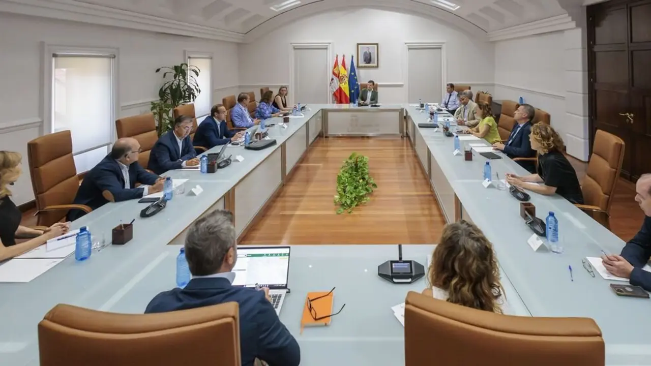 Reunión de seguimiento de la situación de los incendios en la Junta. Foto: JCyL
