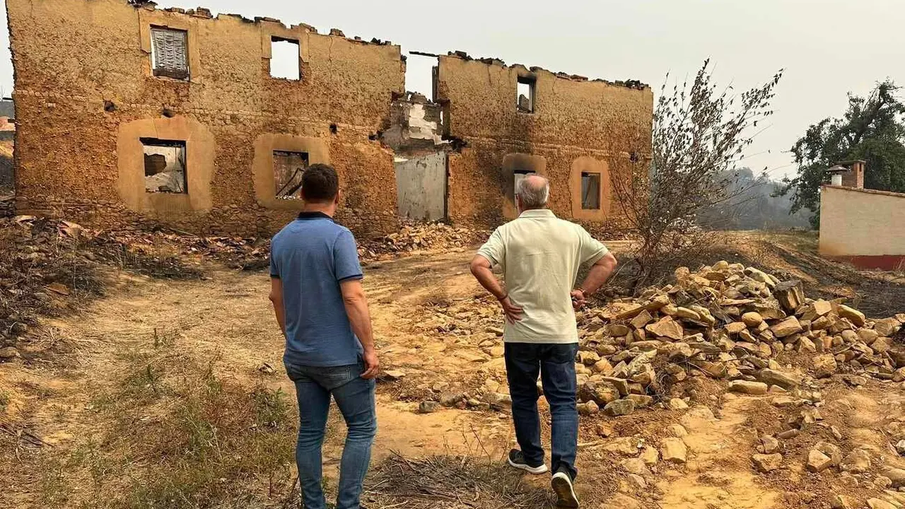 El secretario general del PSOE en León, Javier Alfonso Cendón, visitó este martes varias localidades afectadas por los incendios en la comarca de La Valdería. Acompañado por el socialista Carlos Martínez, se reunió con el alcalde de Castrocalbón y con las alcaldesas de Santa Elena de Jamuz y San Esteban de Nogales, tres municipios “duramente golpeados por los incendios”.