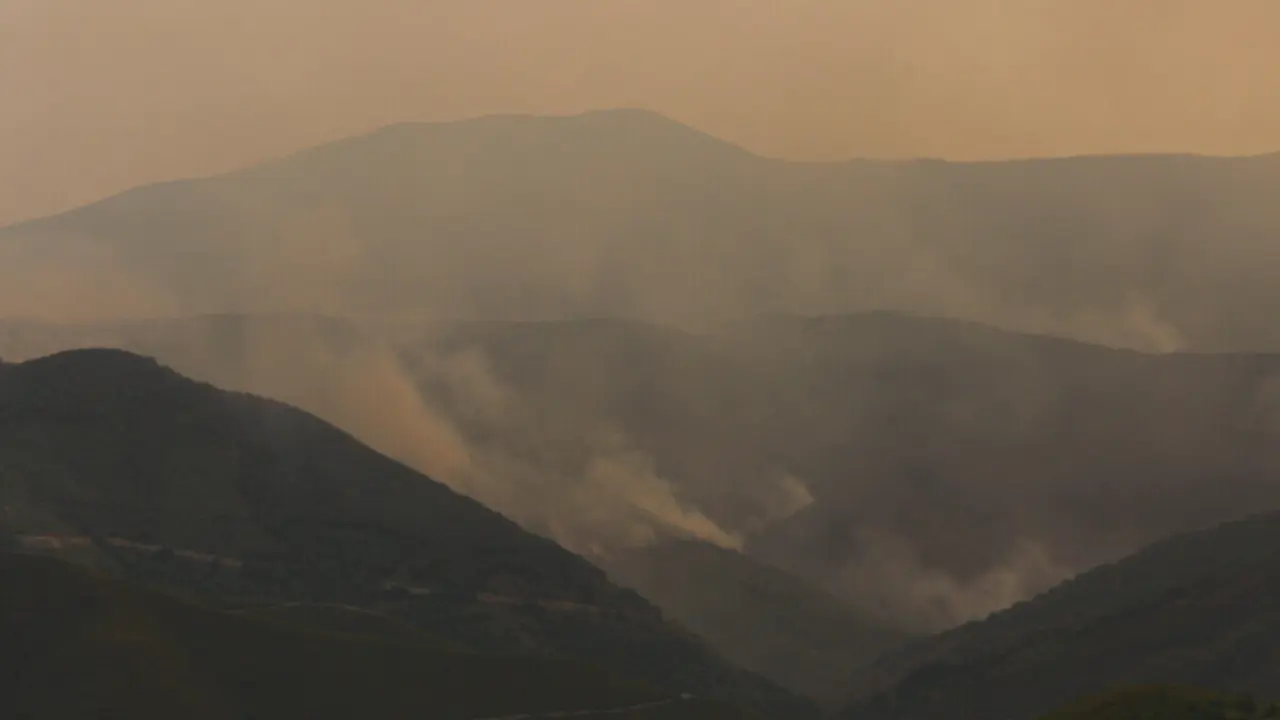 Incendio proveniente de Orense se acerca al municipio de Corullón (León)
