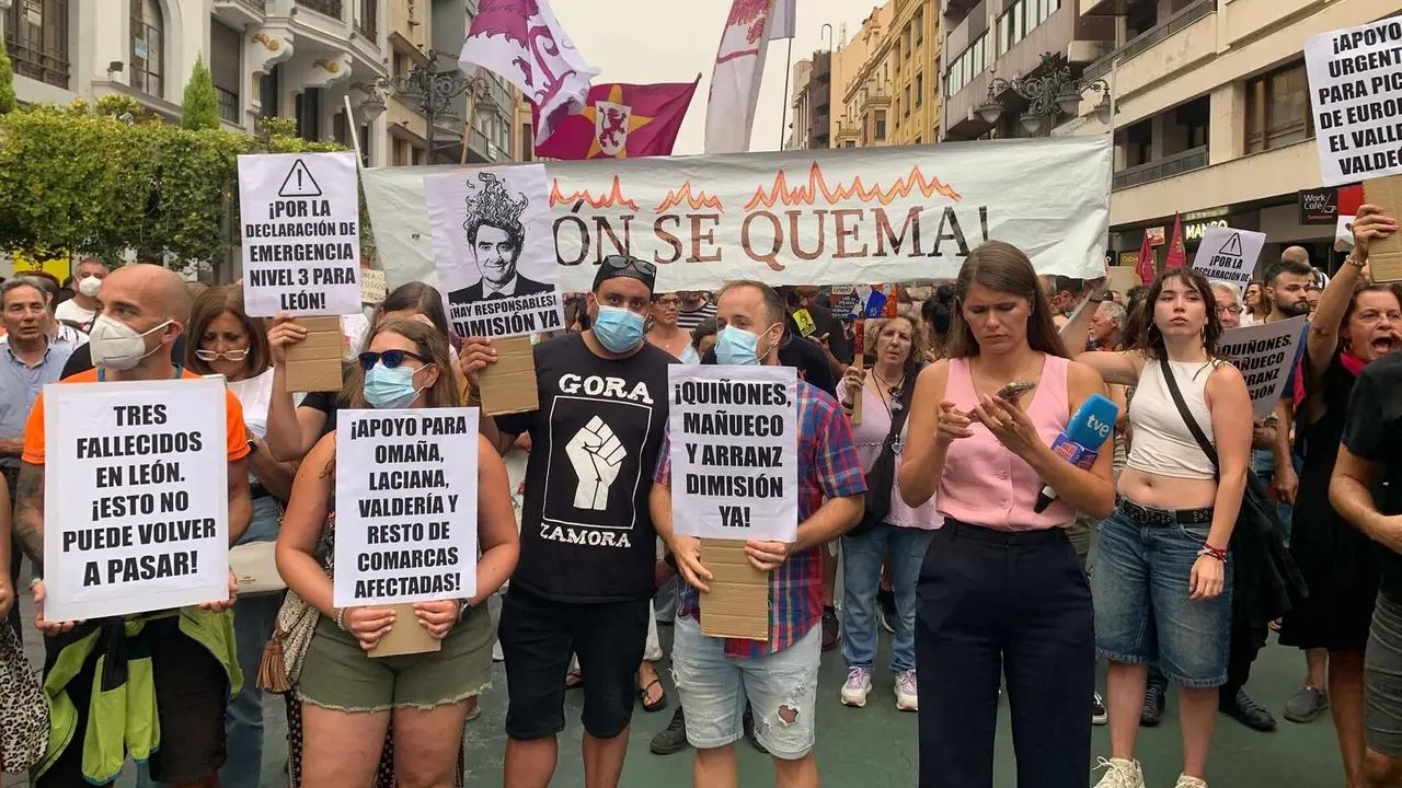 Concentración en León contra la gestión de los incendios este lunes.