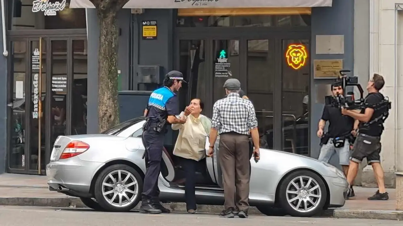 Momento de la grabación de la serie en el que un policía local detiene a Montserrat en León capital tras cometer el crimen.