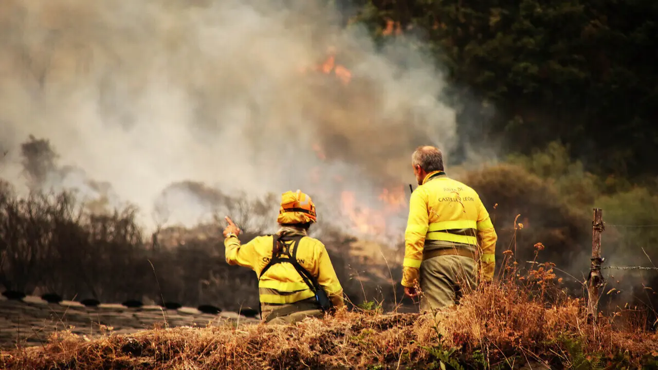 El incendio de Fasgar amenaza a las poblaciones de Villapujín, Barrio de la Puente y Posada de Omaña