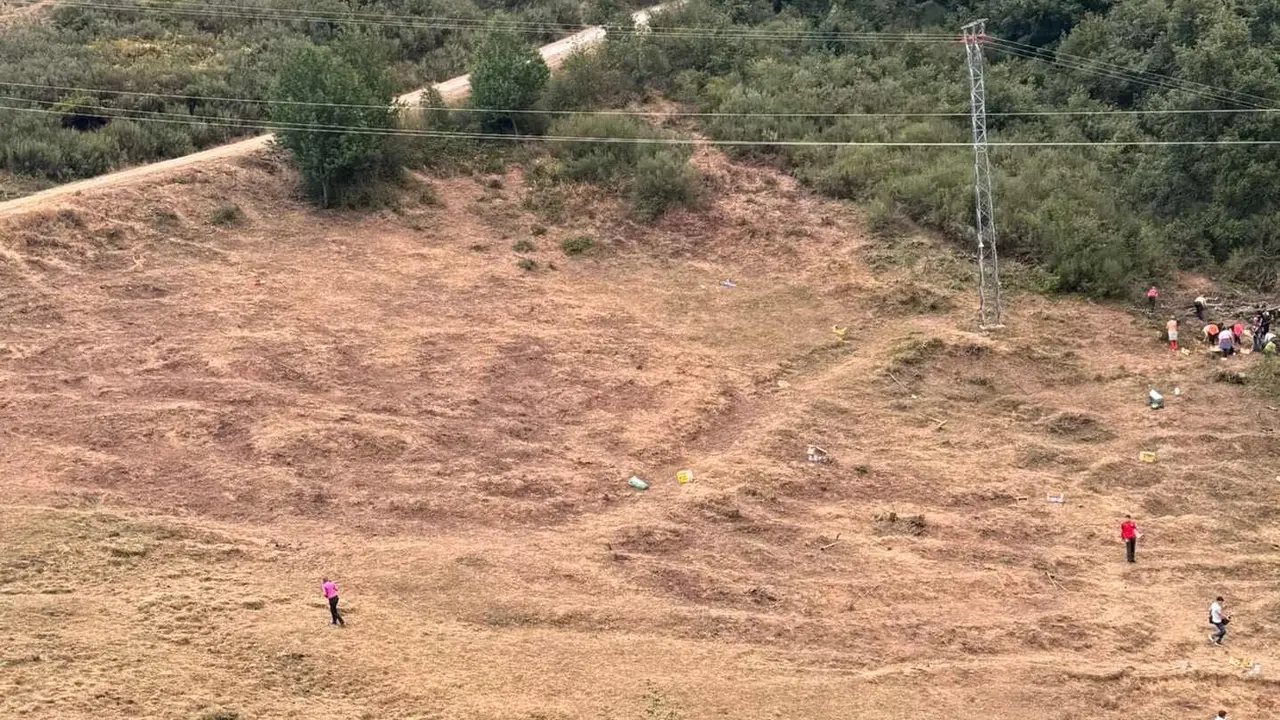 Imagen del cortafuegos realizado por los vecinos de Riaño en una imagen de Raúl González