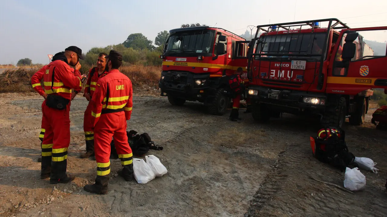 Dispositivo de la UME desplazado al incendio que afecta a los municipios de Oencia y Corullón (León)