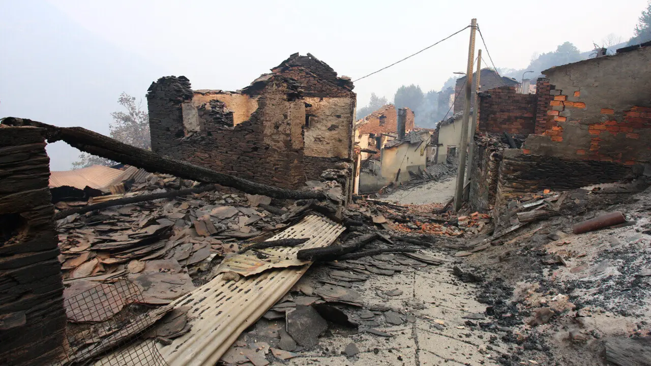 El pueblo de Lusio (León), arrasado por el fuego