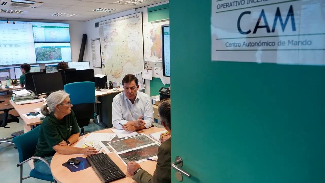 El presidente de la Junta de Castilla y León, Alfonso Fernández Mañueco, acude al Centro Autonómico de Mando.