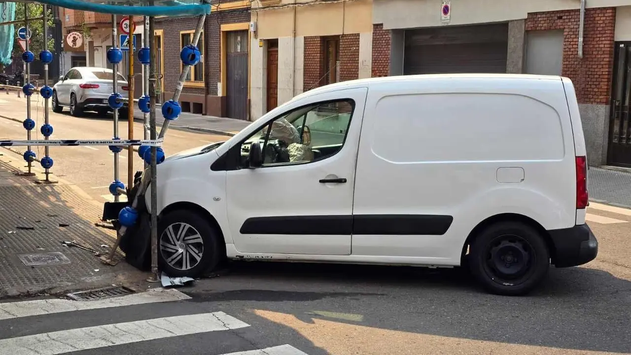 Un aparatoso accidente en la calle 24 de abril de León ha tenido lugar a primera hora de este martes cuando un turismo terminó incrustado en el andamiaje colocado en la fachada de un inmueble en obras.