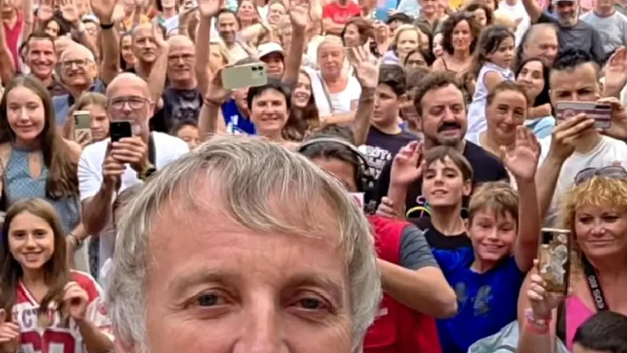 Calleja, junto a las cientos de personas que acudieron al homenaje en su pueblo.