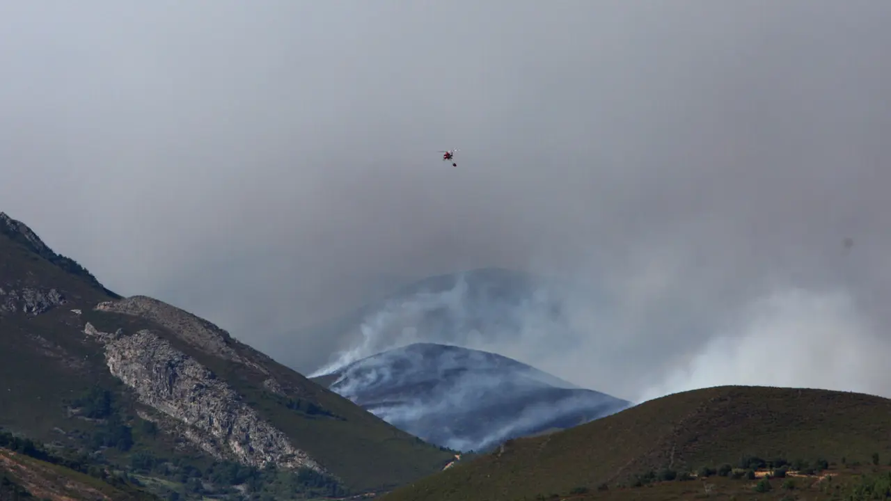 El incendio de Anllares del Sil que afecta al Valle de Fornela. Foto: César Hornija.
