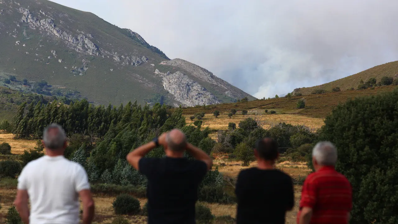 El incendio de Anllares (León), que afecta al Valle de Fornela
