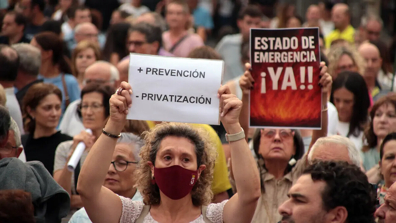 La Plaza Mayor de La Bañeza acoge una concentración ciudadana para reclamar el nivel 3 de emergencia por los incendios de la provincia