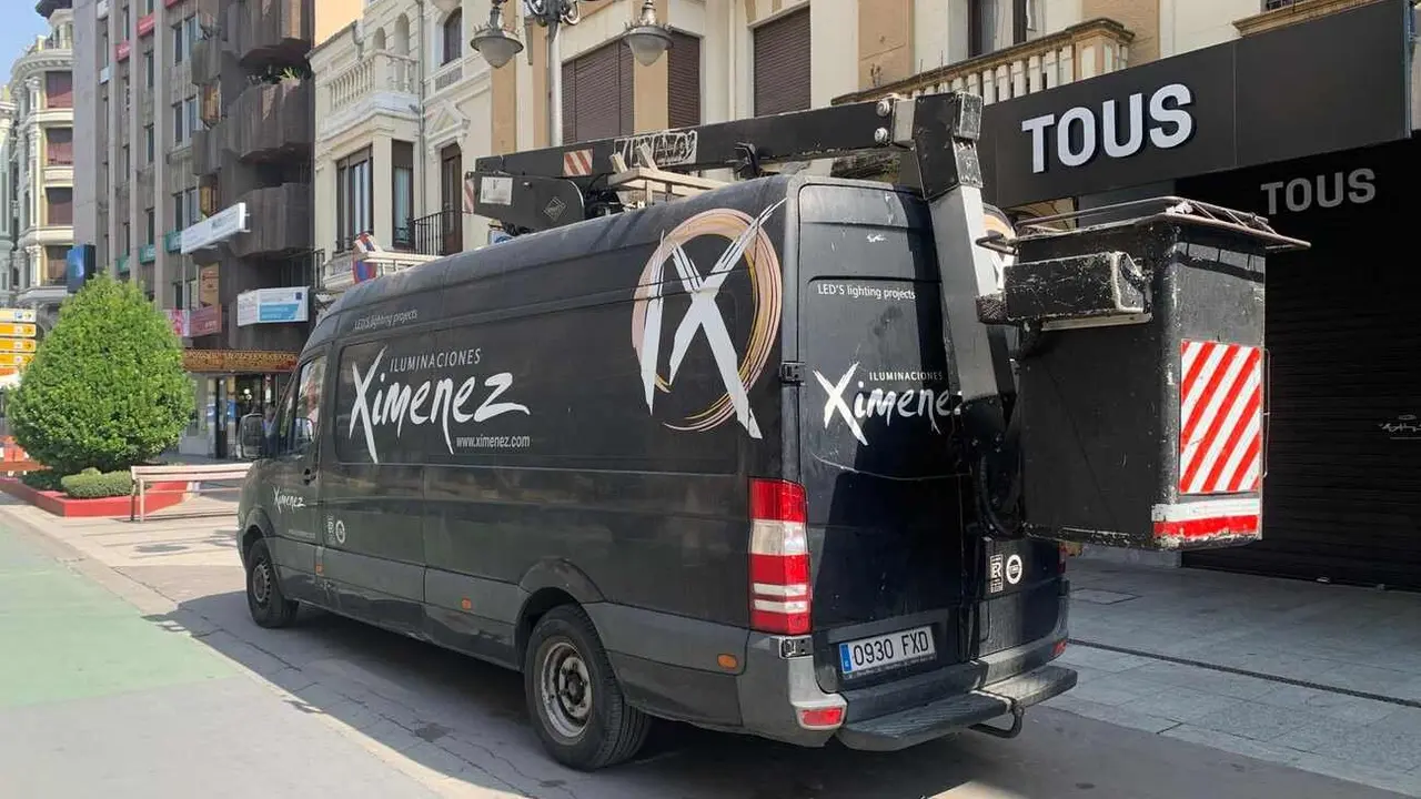 Imagen de uno de los furgones que trabajan desde hace unos días en la instalación viaria de la iluminación navideña.