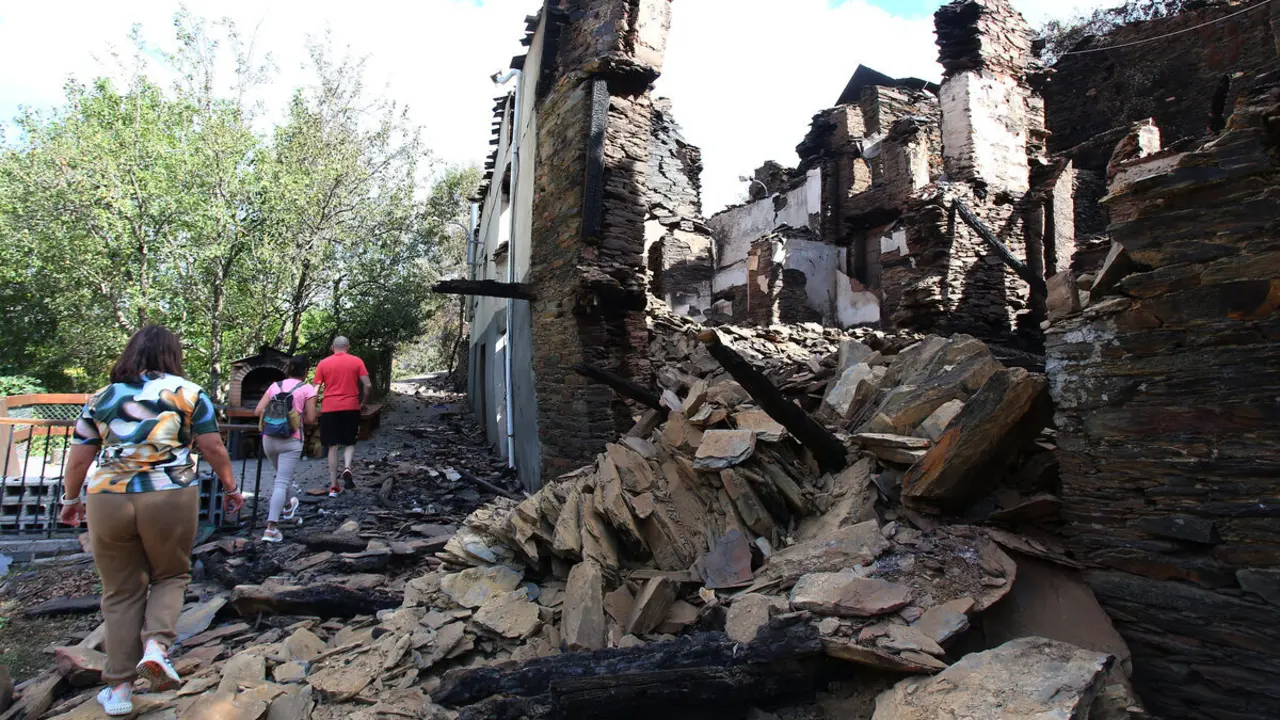 Efectos del incendio que ha afectado al municipio de Oencia (León).
