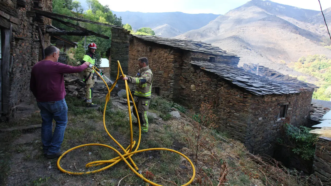 Bomberos del Ayuntamiento de Soria acuden a apagar rescoldos de casas incendiadas en el pueblo de Lusio. Foto: César Hornaja
